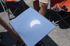 Eine Gruppe von Enthusiasten hatte mit einem einseitig zugeklebten Fernglas einen Sonnenprojektor gebaut