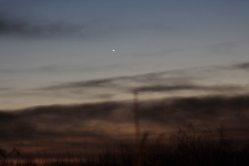 Merkur am Abendhimmel 15.02.2020 um 18:48 Uhr MEZ, bei langer Belichtungszeit ist Merkur zur Strichspur geworden, die kurzen Spuren links oberhalb sind die Sterne SAO 146388 und SAO 146404, ISO 100, 8 s belichtet