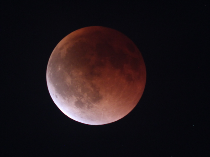 total verfinsterter Mond um 20:52 Uhr MESZ (Ende der Totalität)