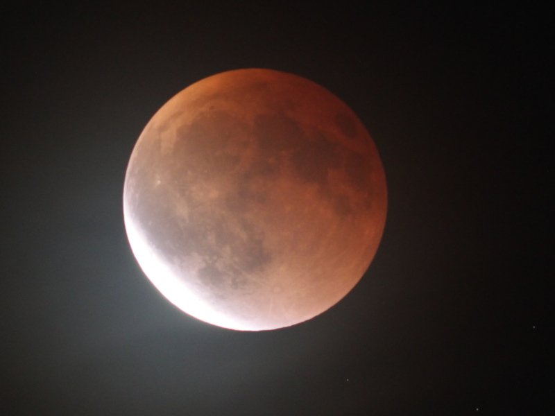 teilweise verfinsterter Mond um 20:58 Uhr MESZ (Austritt aus dem Kernschatten)