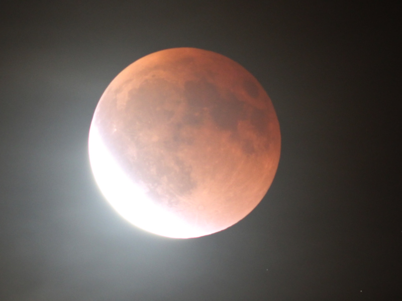 teilweise verfinsterter Mond um 21:03 Uhr MESZ (Austritt aus dem Kernschatten)