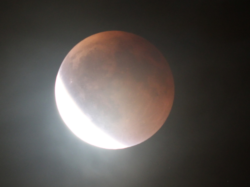 teilweise verfinsterter Mond um 21:05 Uhr MESZ (Austritt aus dem Kernschatten)